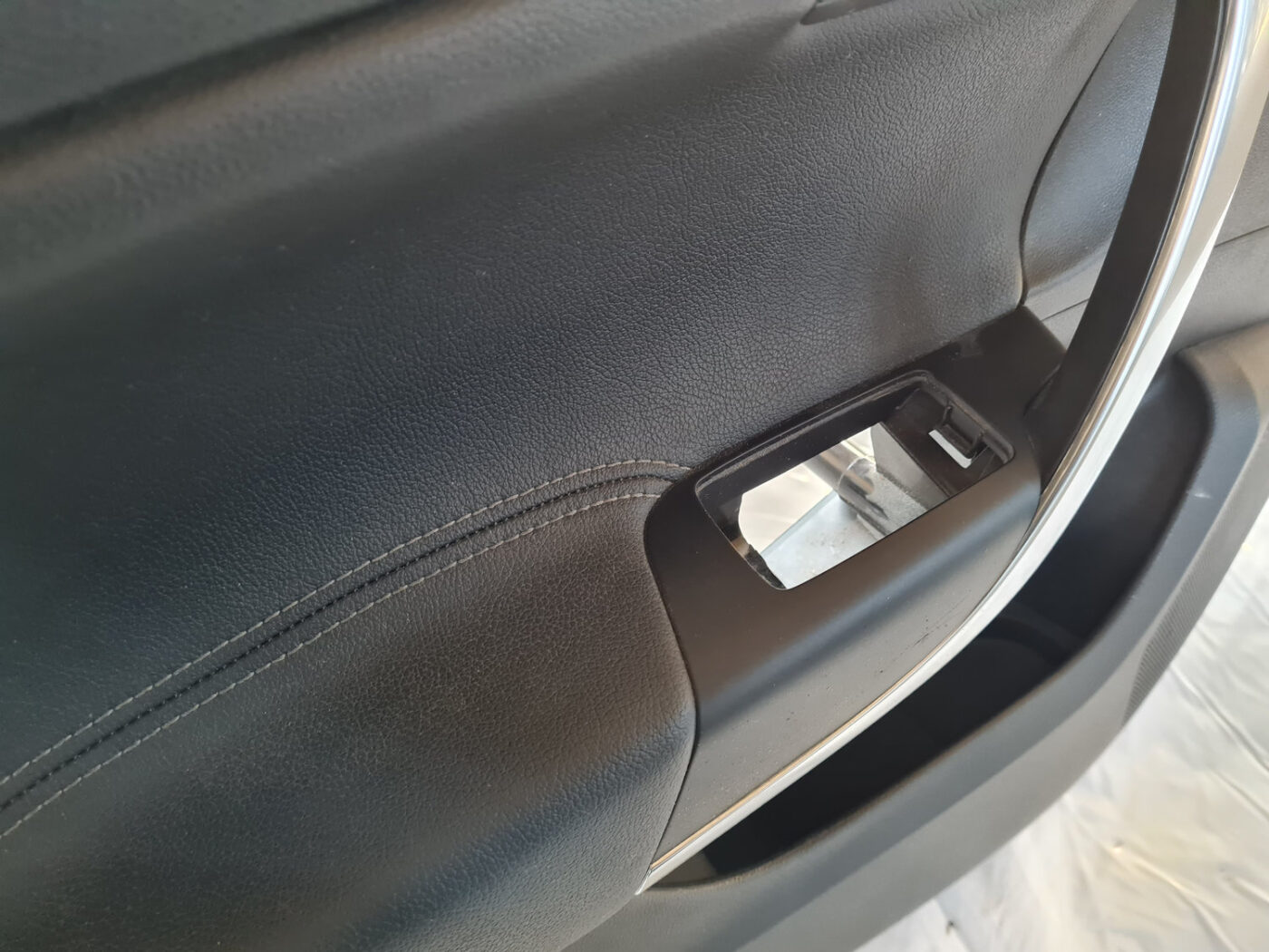 Aizmugurējo kreiso durvju apdare priekš OPEL INSIGNIA 2010 7 Aizmugurējo kreiso durvju apdare priekš OPEL INSIGNIA 2010