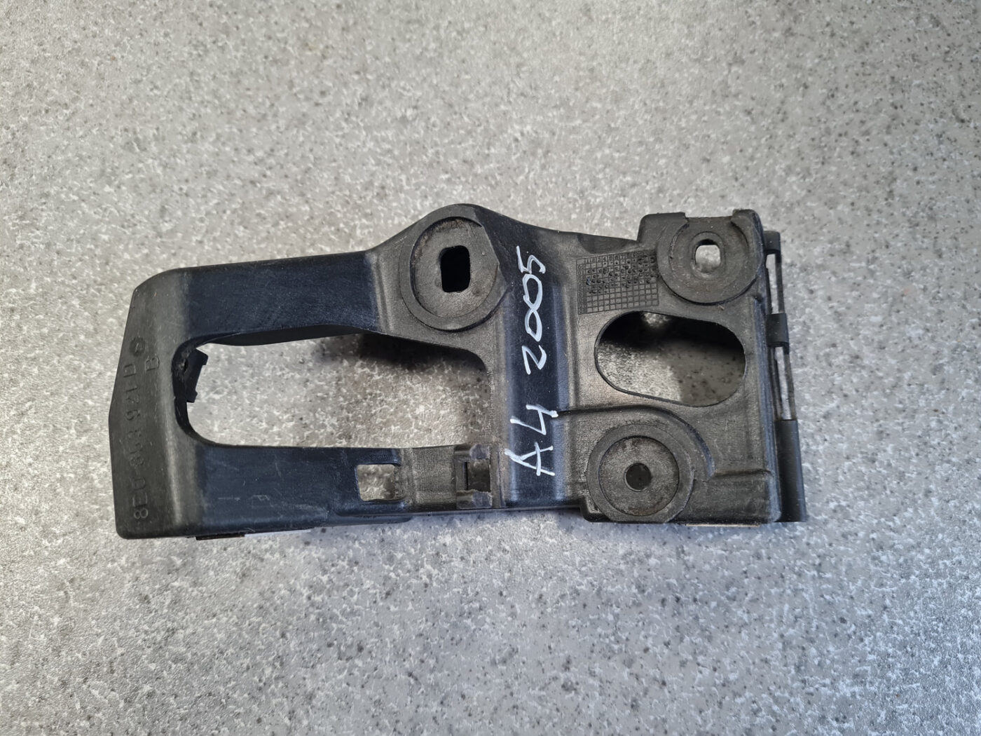 Priekšējā spārna un bufera stiprinājums priekš AUDI A4 2005 2 Priekšējā spārna un bufera stiprinājums priekš AUDI A4 2005