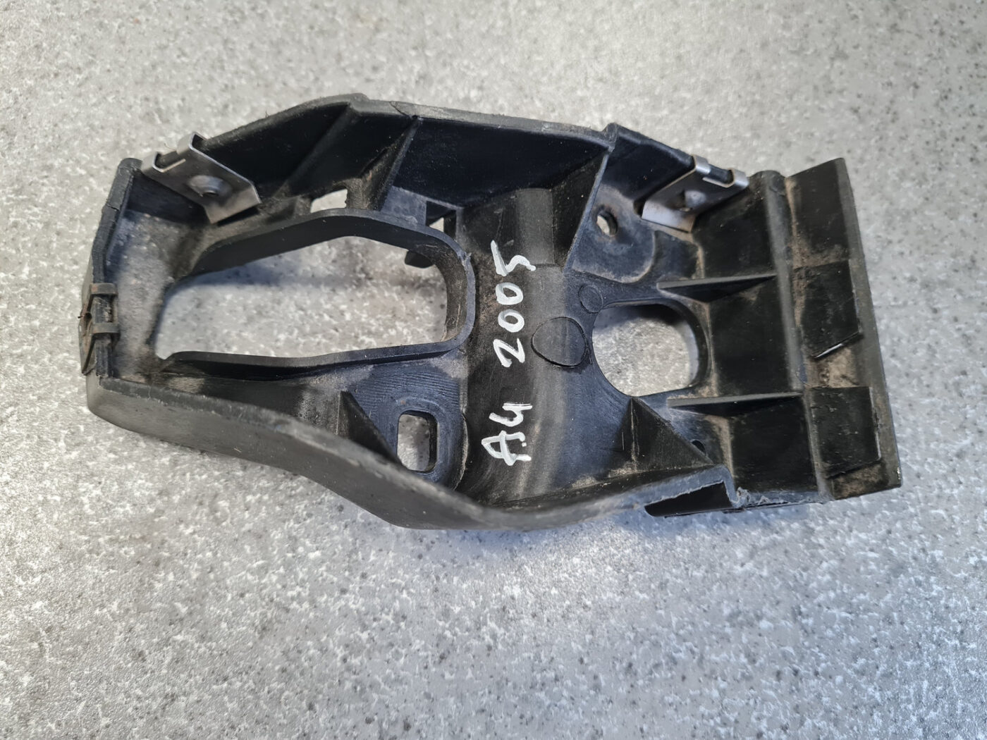 Priekšējā spārna un bufera stiprinājums priekš AUDI A4 2005 5 Priekšējā spārna un bufera stiprinājums priekš AUDI A4 2005