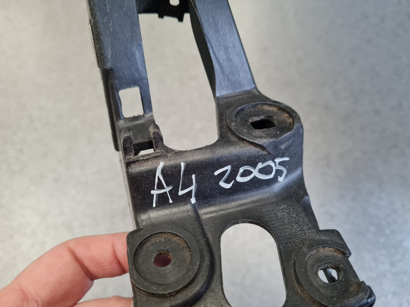 Priekšējā spārna un bufera stiprinājums priekš AUDI A4 2005 3 Priekšējā spārna un bufera stiprinājums priekš AUDI A4 2005