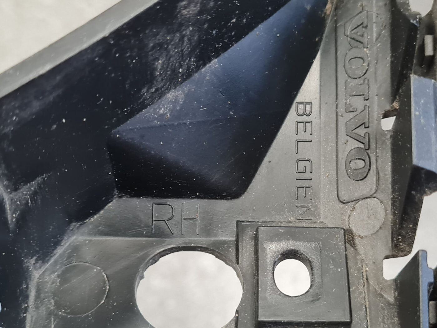 Priekšējā spārna un bufera stiprinājums priekš Volvo V50 2004-2007 3 Priekšējā spārna un bufera stiprinājums priekš Volvo V50 2004-2007