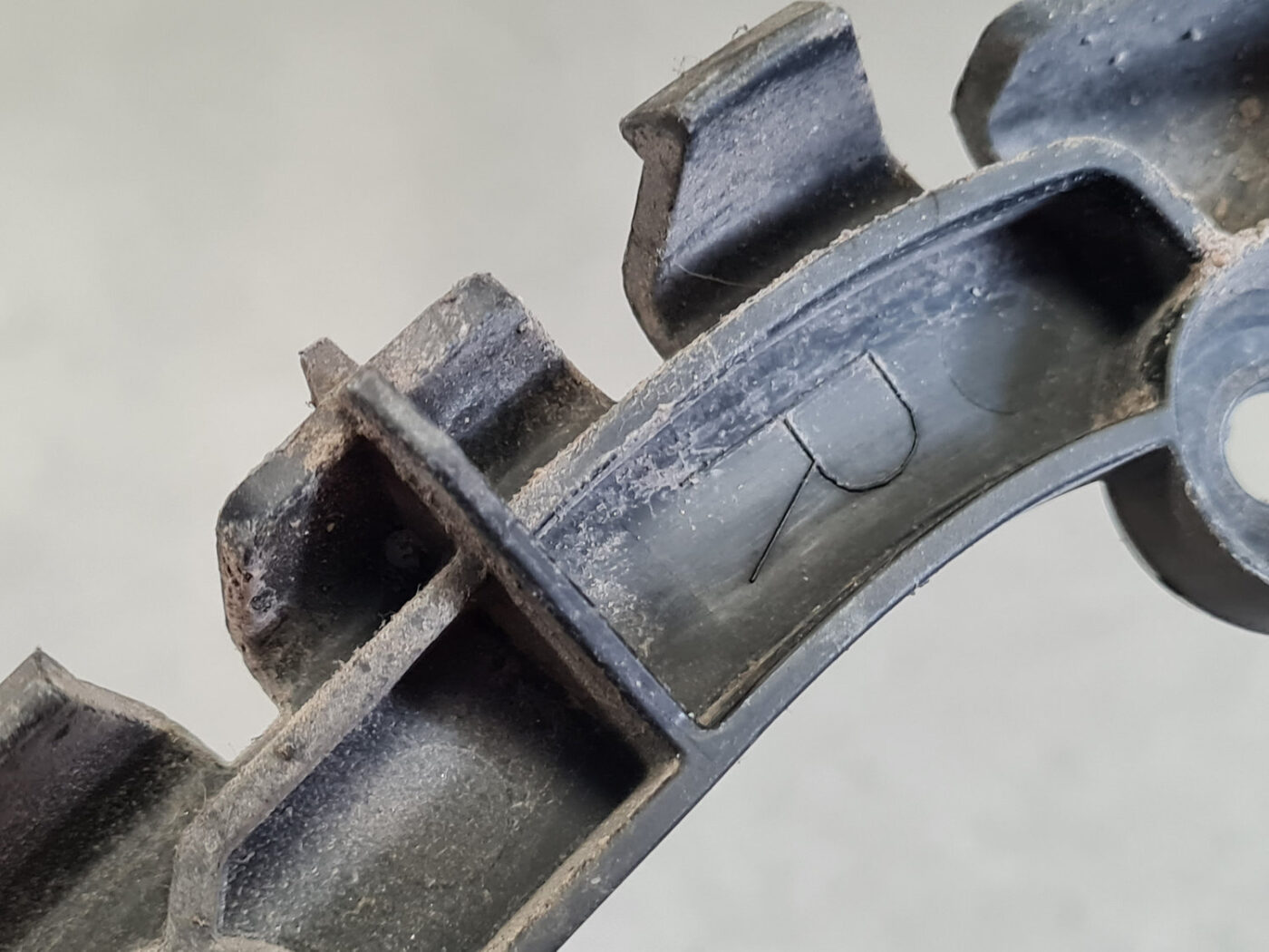 Aizmugurējā spārna un bufera stiprinājums priekš ŠKODA FABIA 2008 4 Aizmugurējā spārna un bufera stiprinājums priekš ŠKODA FABIA 2008