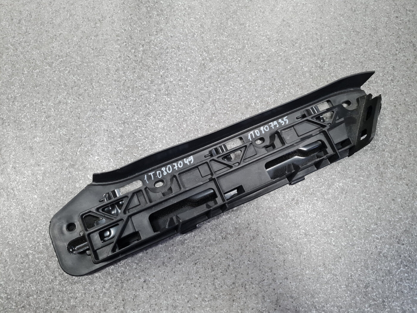 Priekšēja bufera kronšteins priekš VW TOURAN 2005 4 Priekšēja bufera kronšteins priekš VW TOURAN 2005