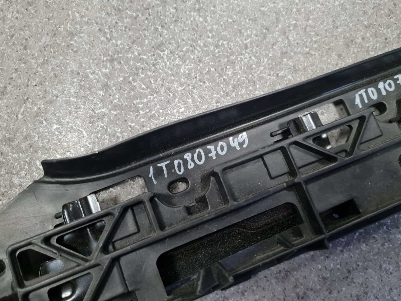 Priekšēja bufera kronšteins priekš VW TOURAN 2005 3 Priekšēja bufera kronšteins priekš VW TOURAN 2005