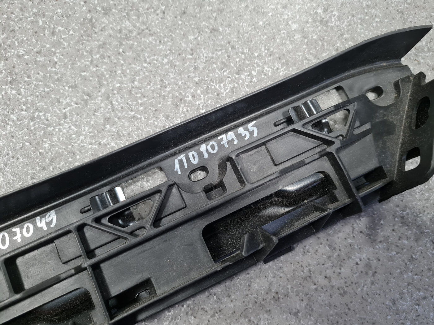 Priekšēja bufera kronšteins priekš VW TOURAN 2005 2 Priekšēja bufera kronšteins priekš VW TOURAN 2005