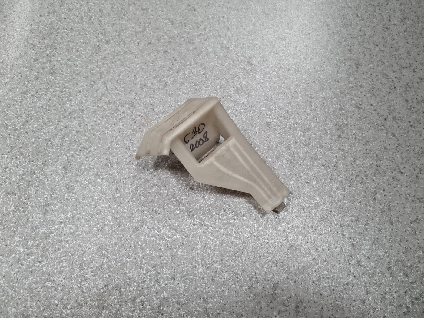 Priekšēja bufera kronšteins priekš VOLVO C30 2008 SILVER 1 Priekšēja bufera kronšteins priekš VOLVO C30 2008 SILVER