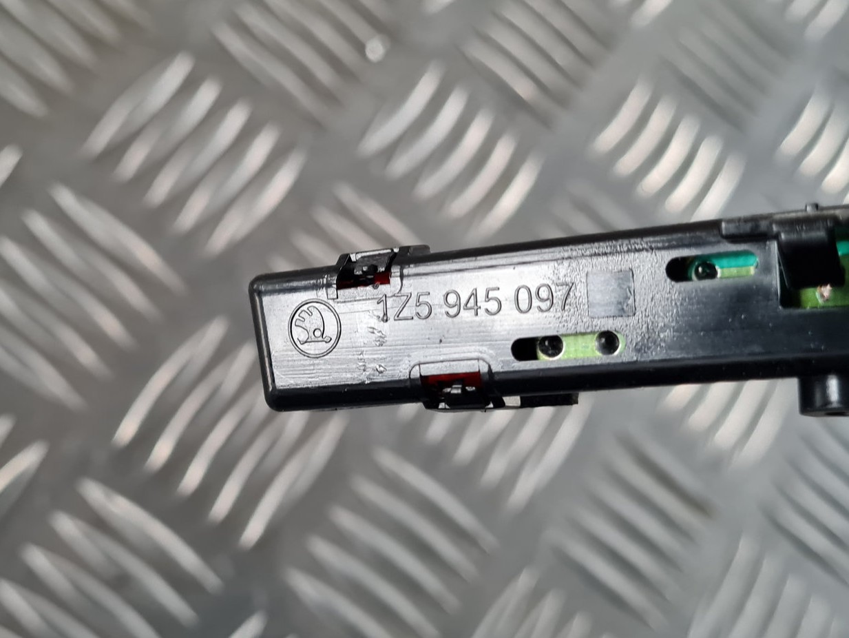 Stop signāls priekš ŠKODA OCTAVIA 2007 3 Stop signāls priekš ŠKODA OCTAVIA 2007