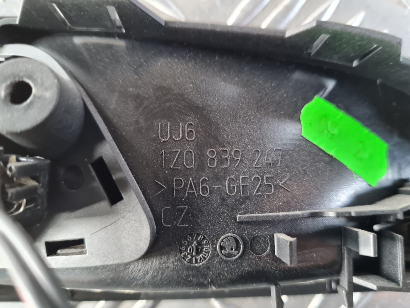 Salona durvju rokturis, aizmugures kreisais priekš ŠKODA OCTAVIA 2007 5 Salona durvju rokturis, aizmugures kreisais priekš ŠKODA OCTAVIA 2007