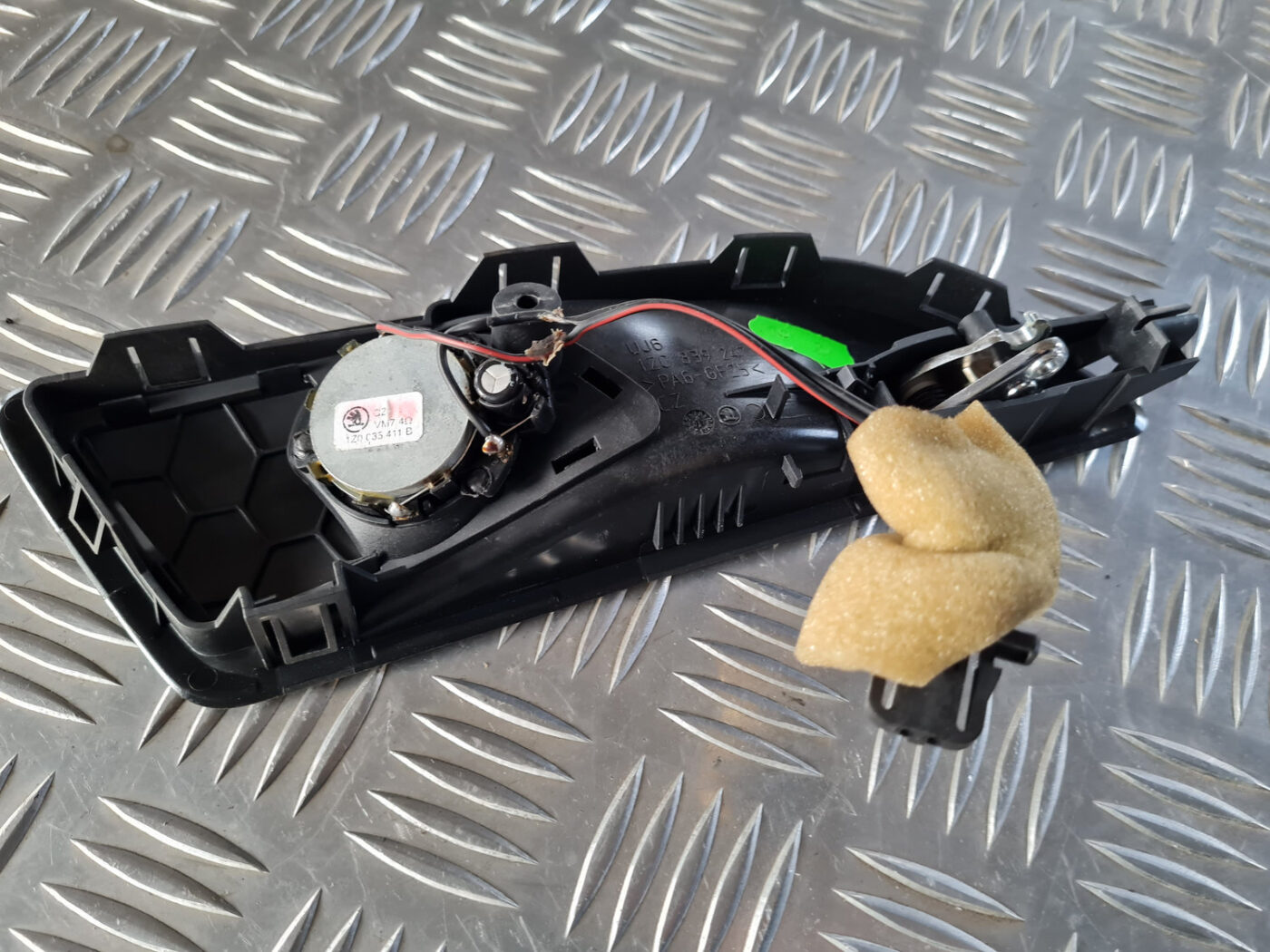 Salona durvju rokturis, aizmugures kreisais priekš ŠKODA OCTAVIA 2007 3 Salona durvju rokturis, aizmugures kreisais priekš ŠKODA OCTAVIA 2007