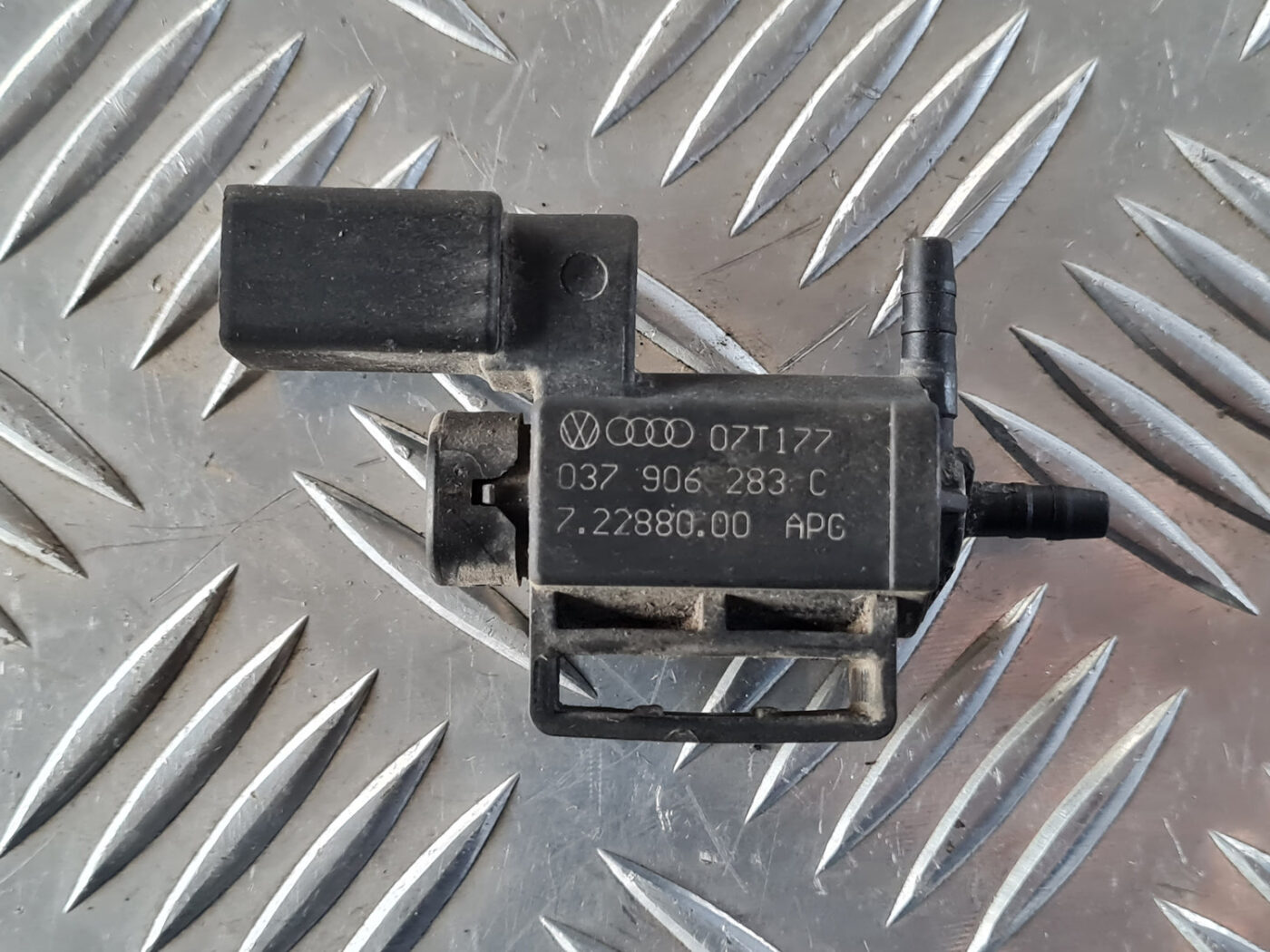 Solenoīda vakuuma vārsts priekš ŠKODA OCTAVIA 2007 2 Solenoīda vakuuma vārsts priekš ŠKODA OCTAVIA 2007