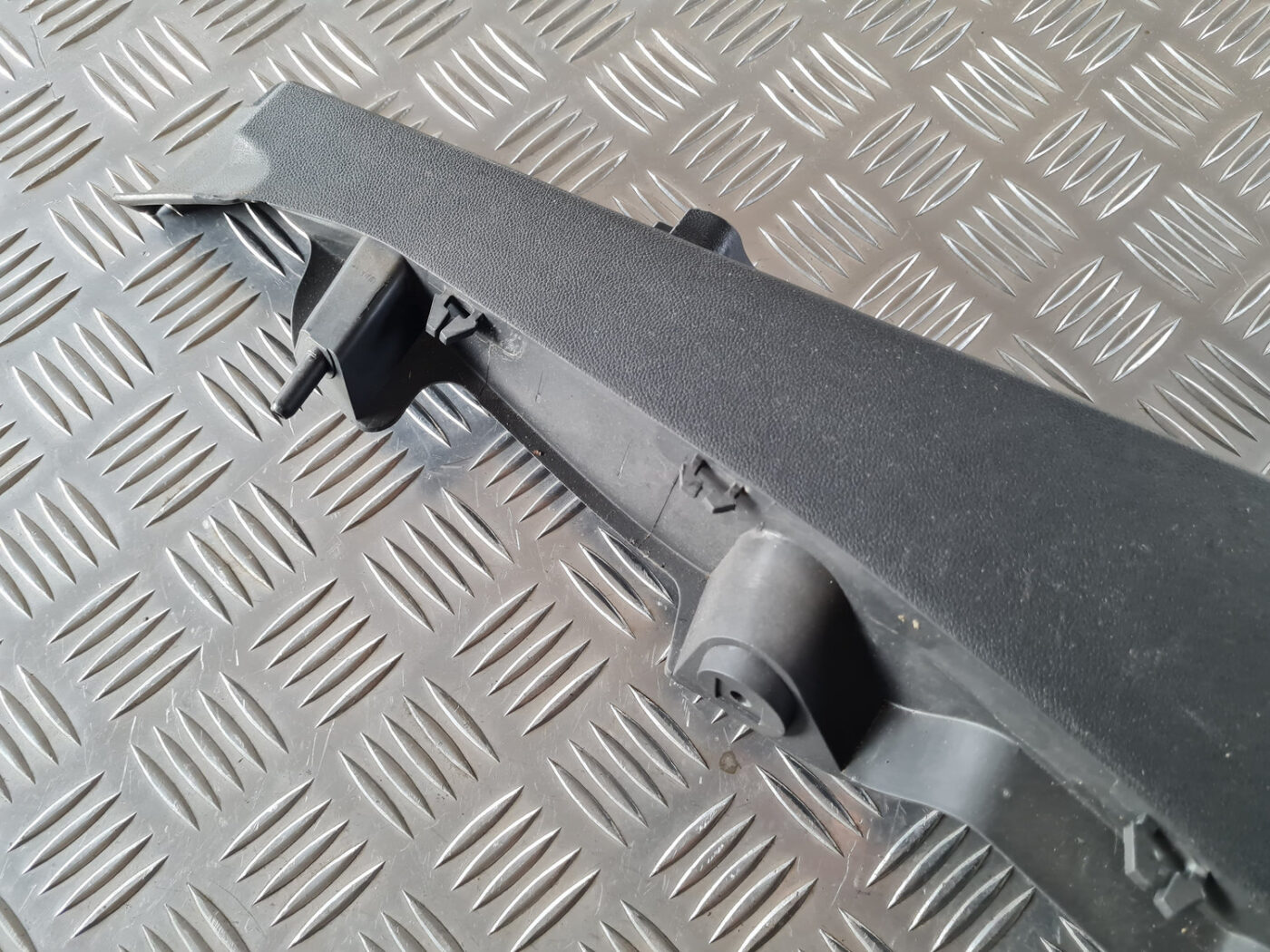 Aizmugures plaukta turētājs priekš ŠKODA OCTAVIA 2007 5 Aizmugures plaukta turētājs priekš ŠKODA OCTAVIA 2007