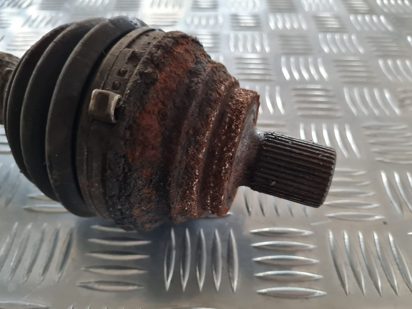 Pusass priekšēja labā priekš ŠKODA OCTAVIA 2007 3 Pusass priekšēja labā priekš ŠKODA OCTAVIA 2007