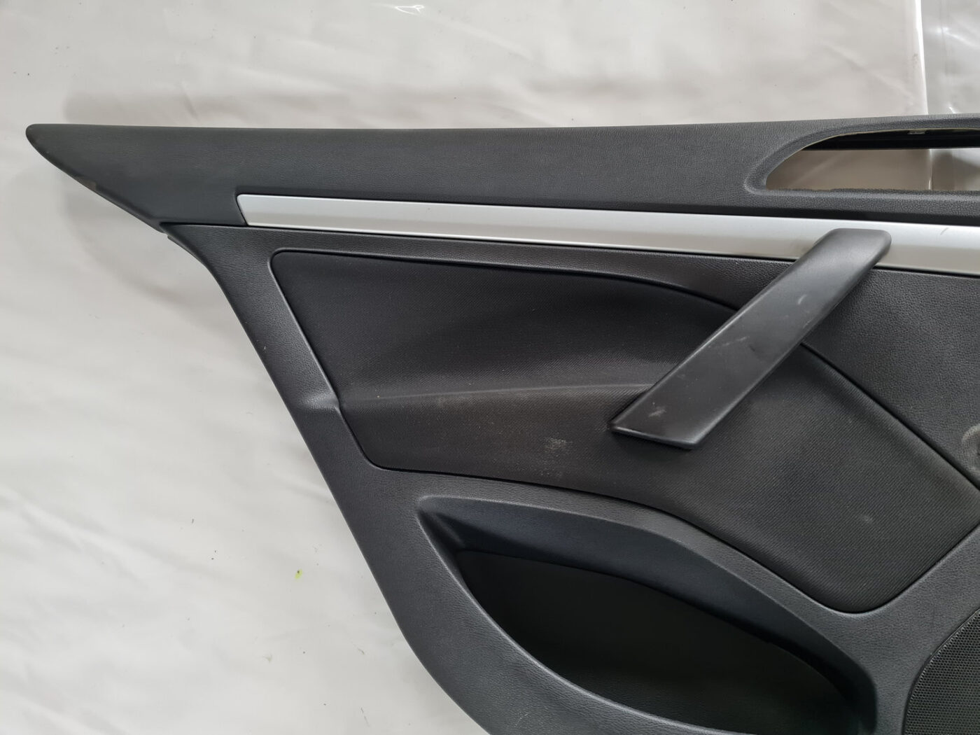 Aizmugurējo kreiso durvju apdare priekš ŠKODA OCTAVIA 2007 2 Aizmugurējo kreiso durvju apdare priekš ŠKODA OCTAVIA 2007