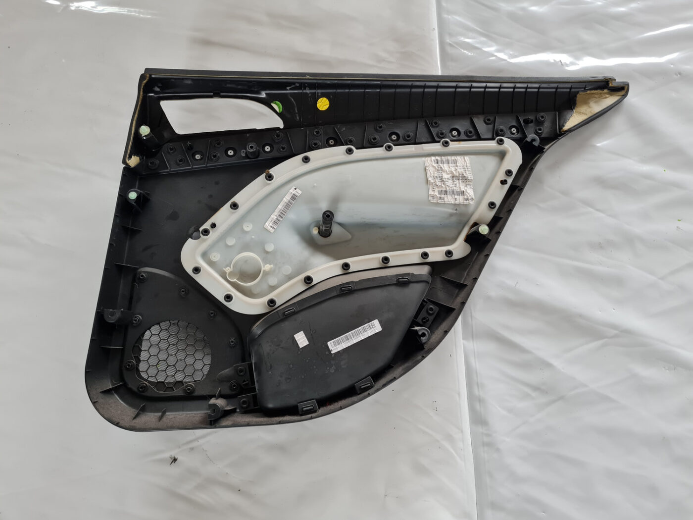 Aizmugurējo kreiso durvju apdare priekš ŠKODA OCTAVIA 2007 4 Aizmugurējo kreiso durvju apdare priekš ŠKODA OCTAVIA 2007