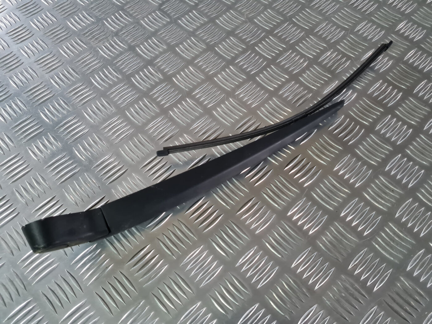 Aizmugurējā loga tīrītāja slotiņa priekš VOLVO XC 60 2009 2 Aizmugurējā loga tīrītāja slotiņa priekš VOLVO XC 60 2009