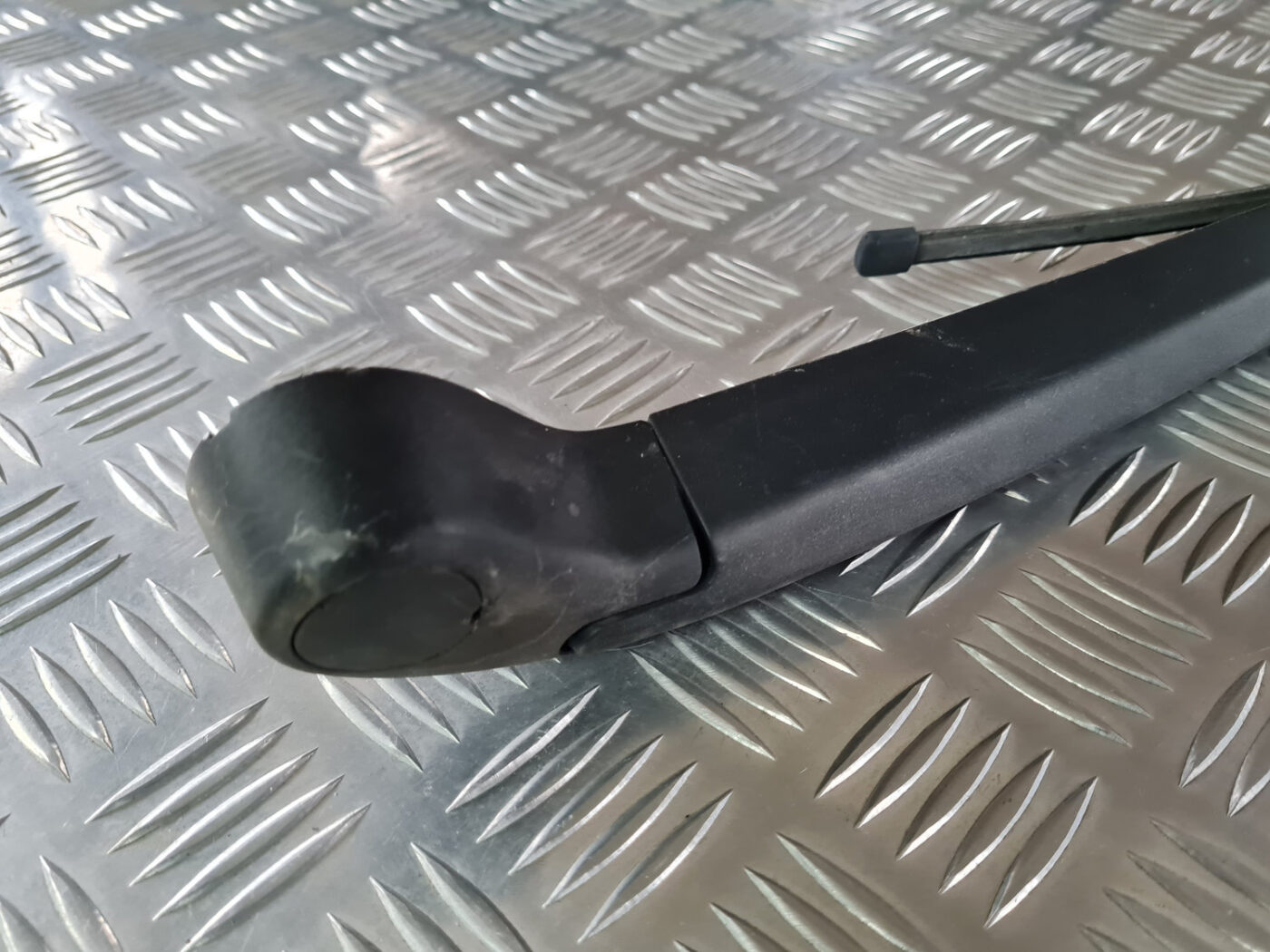 Aizmugurējā loga tīrītāja slotiņa priekš VOLVO XC 60 2009 7 Aizmugurējā loga tīrītāja slotiņa priekš VOLVO XC 60 2009