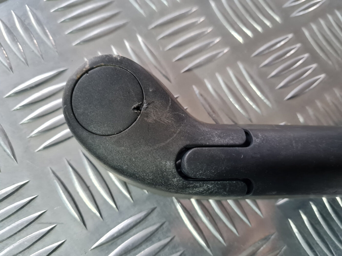 Aizmugurējā loga tīrītāja slotiņa priekš VOLVO XC 60 2009 4 Aizmugurējā loga tīrītāja slotiņa priekš VOLVO XC 60 2009