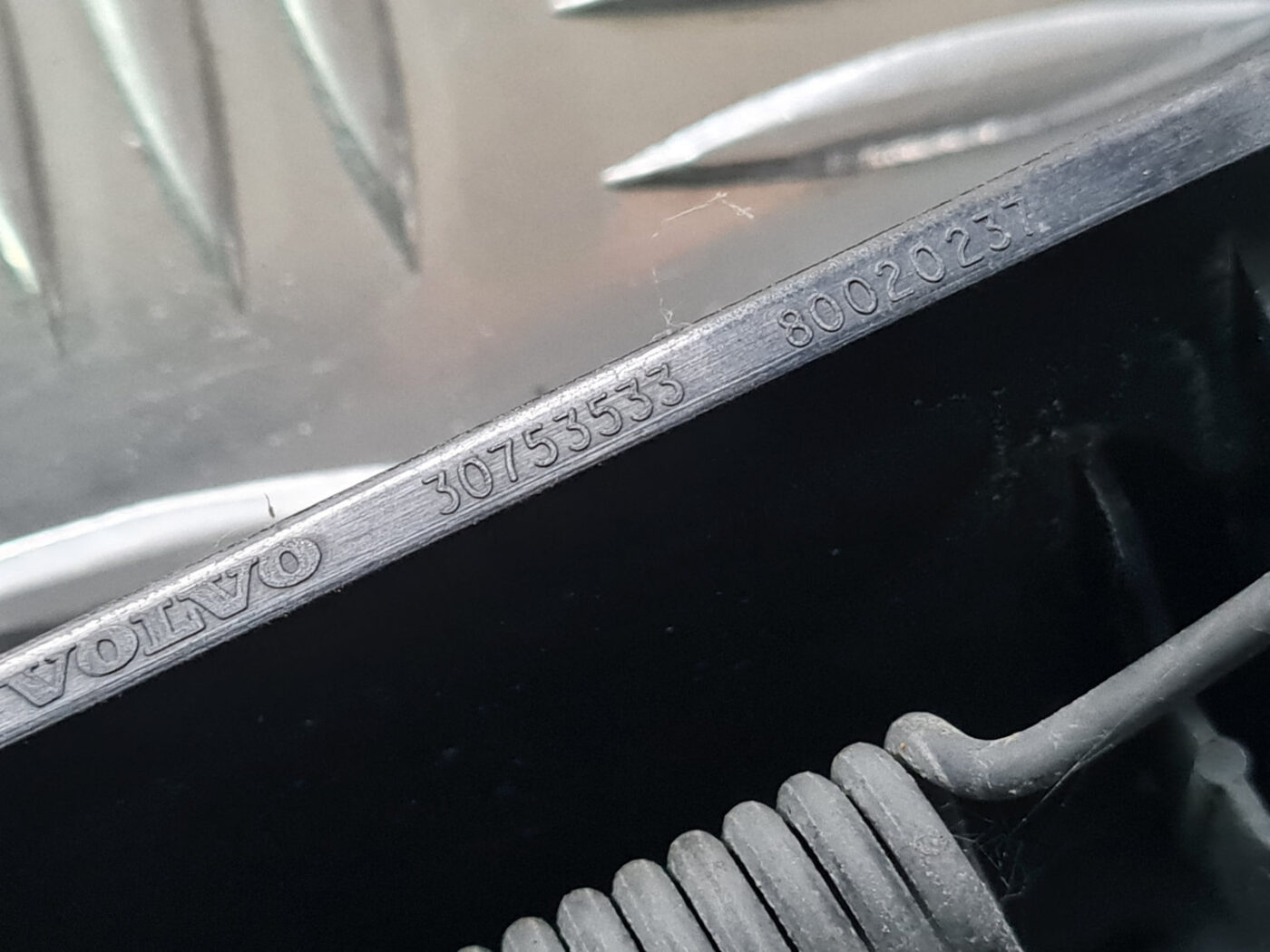 Aizmugurējā loga tīrītāja slotiņa priekš VOLVO XC 60 2009 3 Aizmugurējā loga tīrītāja slotiņa priekš VOLVO XC 60 2009