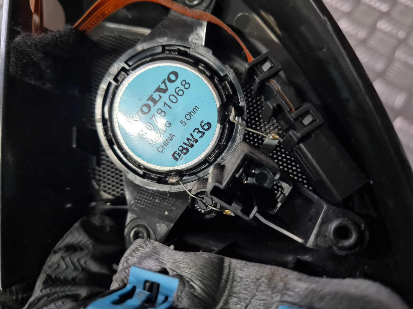 Durvju spoguļa apdares uzlika salonā (ar skaļruni) priekš VOLVO XC 60 2009 3 Durvju spoguļa apdares uzlika salonā (ar skaļruni) priekš VOLVO XC 60 2009