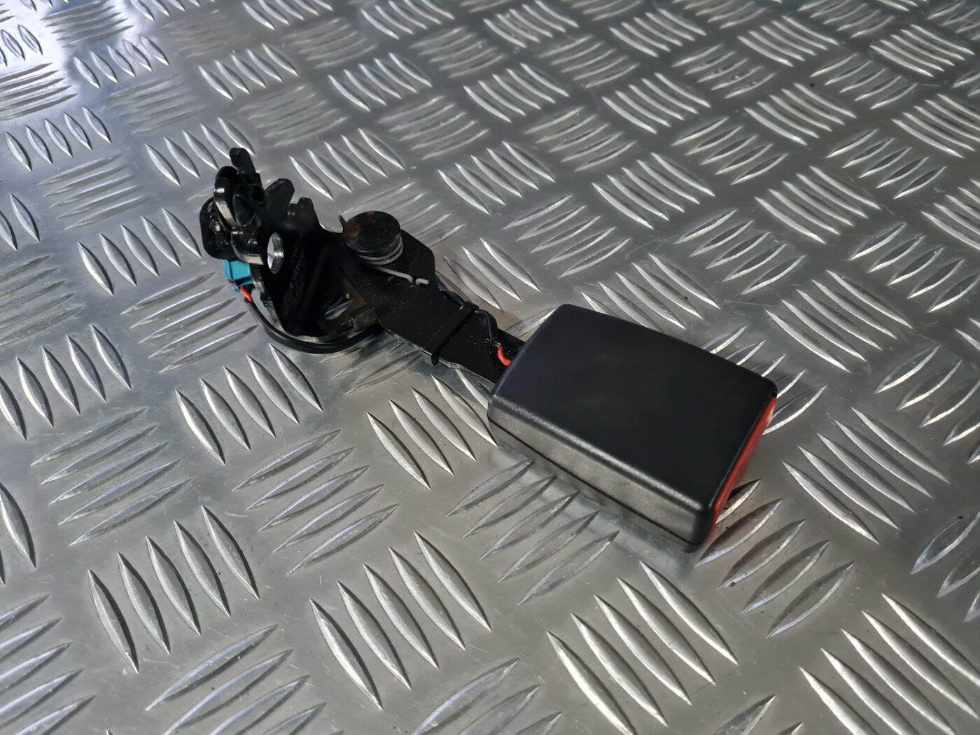 Aizmugurējā drošības jostas sprādze priekš VOLVO XC 60 2009 2 Aizmugurējā drošības jostas sprādze priekš VOLVO XC 60 2009