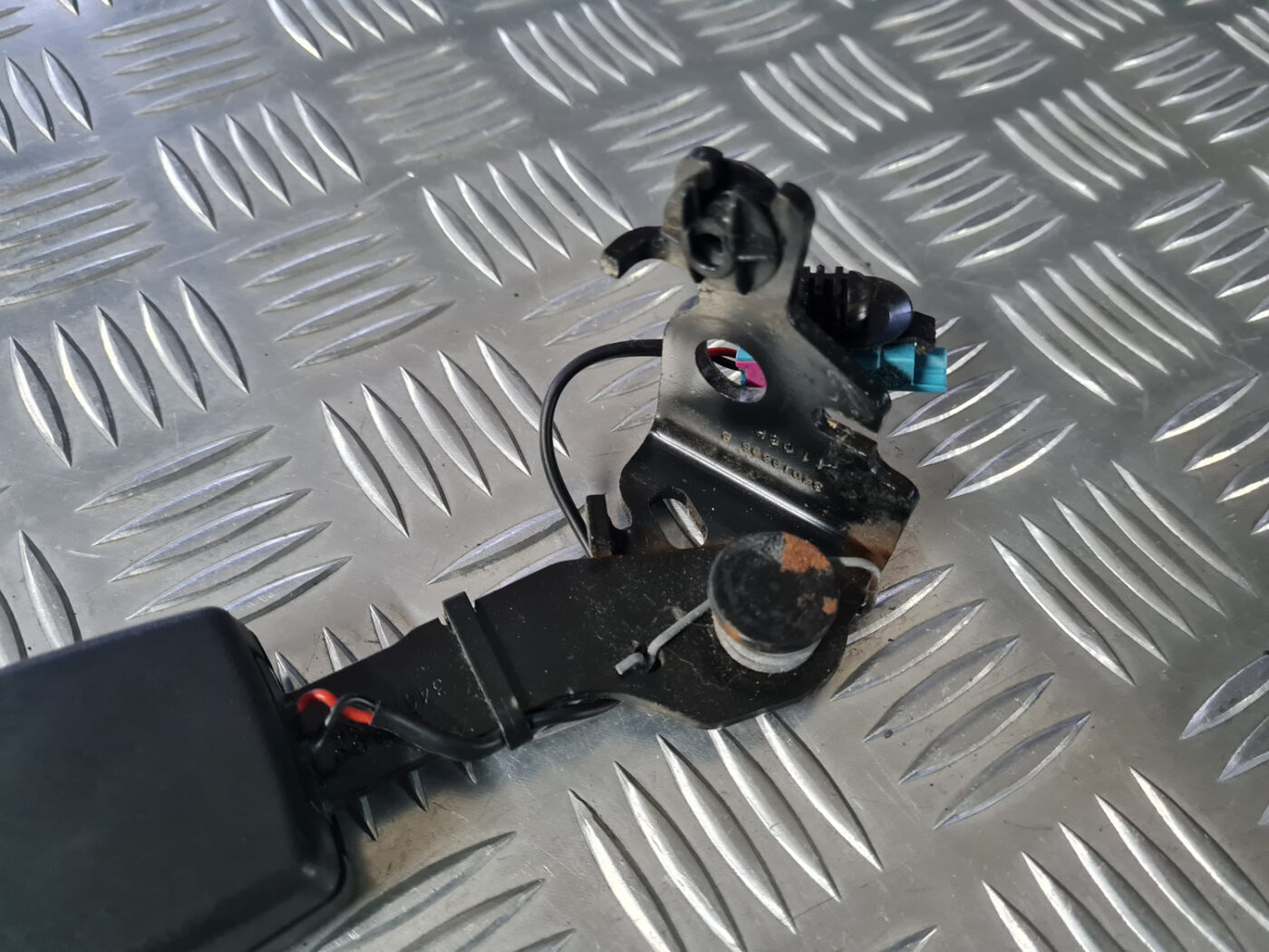 Aizmugurējā drošības jostas sprādze priekš VOLVO XC 60 2009 5 Aizmugurējā drošības jostas sprādze priekš VOLVO XC 60 2009