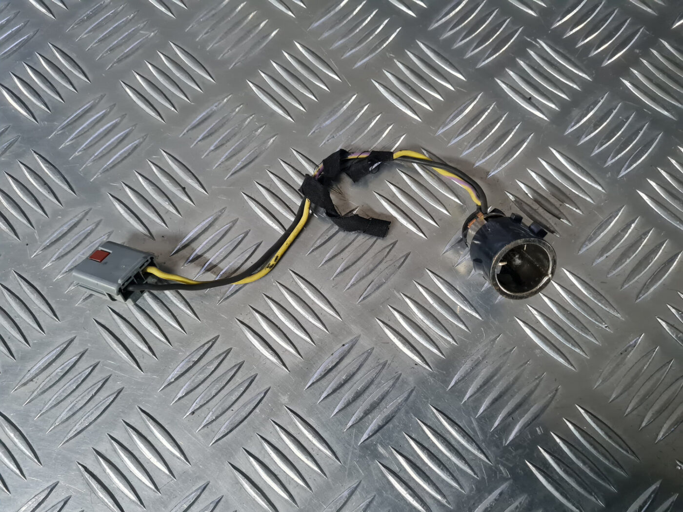 Strāvas kontaktligzda priekš VOLVO XC 60 2009 2 Strāvas kontaktligzda priekš VOLVO XC 60 2009