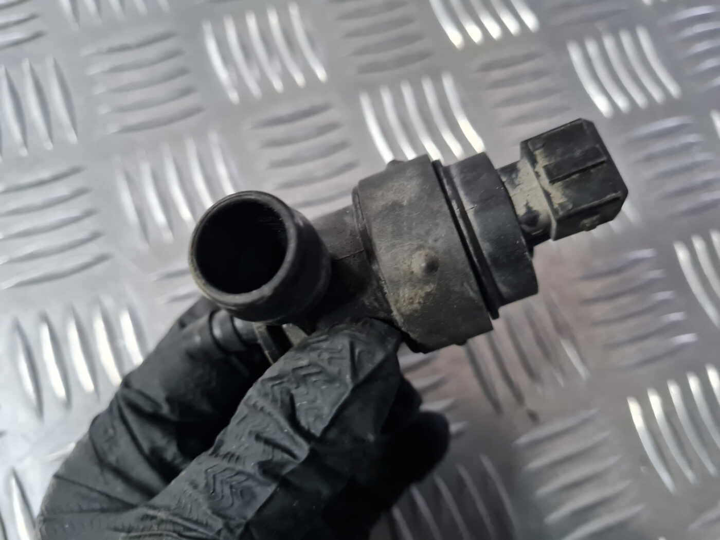 Solenoīda vakuuma vārsts priekš VOLVO XC 60 2009 4 Solenoīda vakuuma vārsts priekš VOLVO XC 60 2009