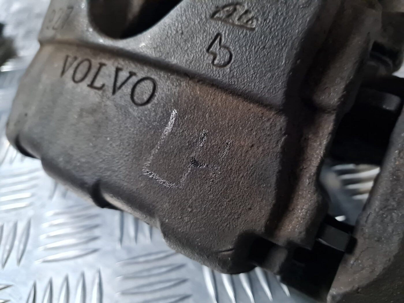 Priekšējais kreisais suports priekš VOLVO XC 60 2009 3 Priekšējais kreisais suports priekš VOLVO XC 60 2009