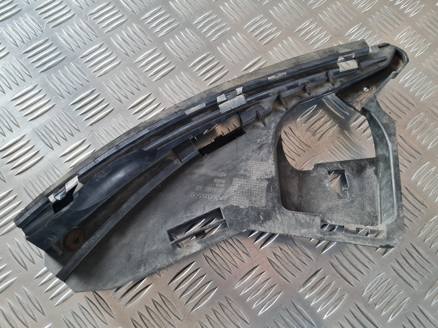 Priekšēja luktura kronšteins priekš VOLVO XC 60 2009 2 Priekšēja luktura kronšteins priekš VOLVO XC 60 2009