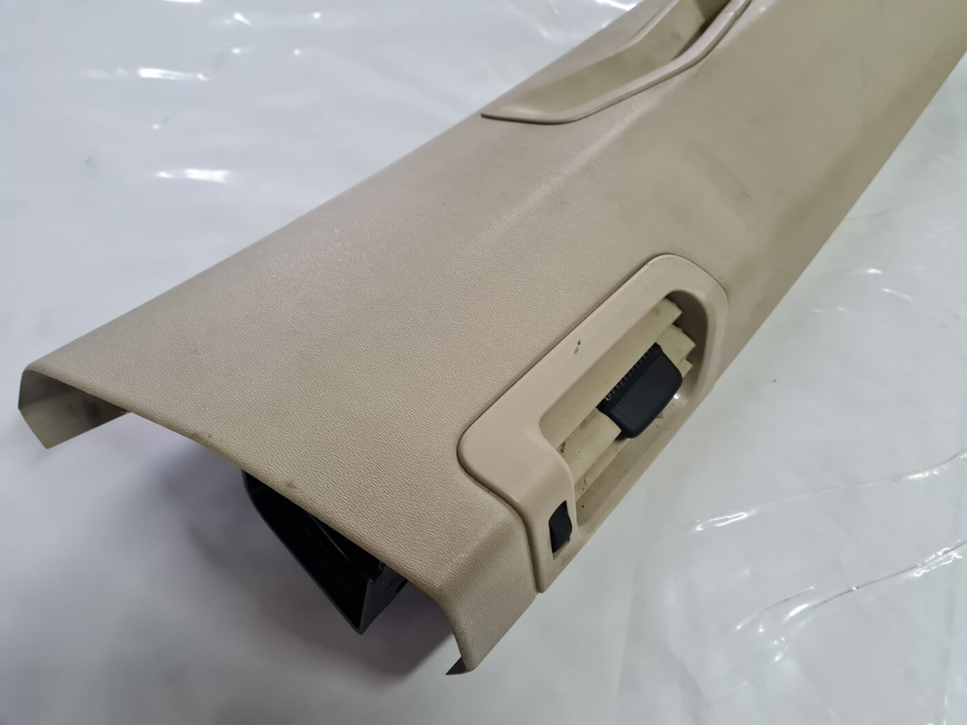 Vidējas salona statnes apdare priekš VOLVO XC 60 2009 2 Vidējas salona statnes apdare priekš VOLVO XC 60 2009