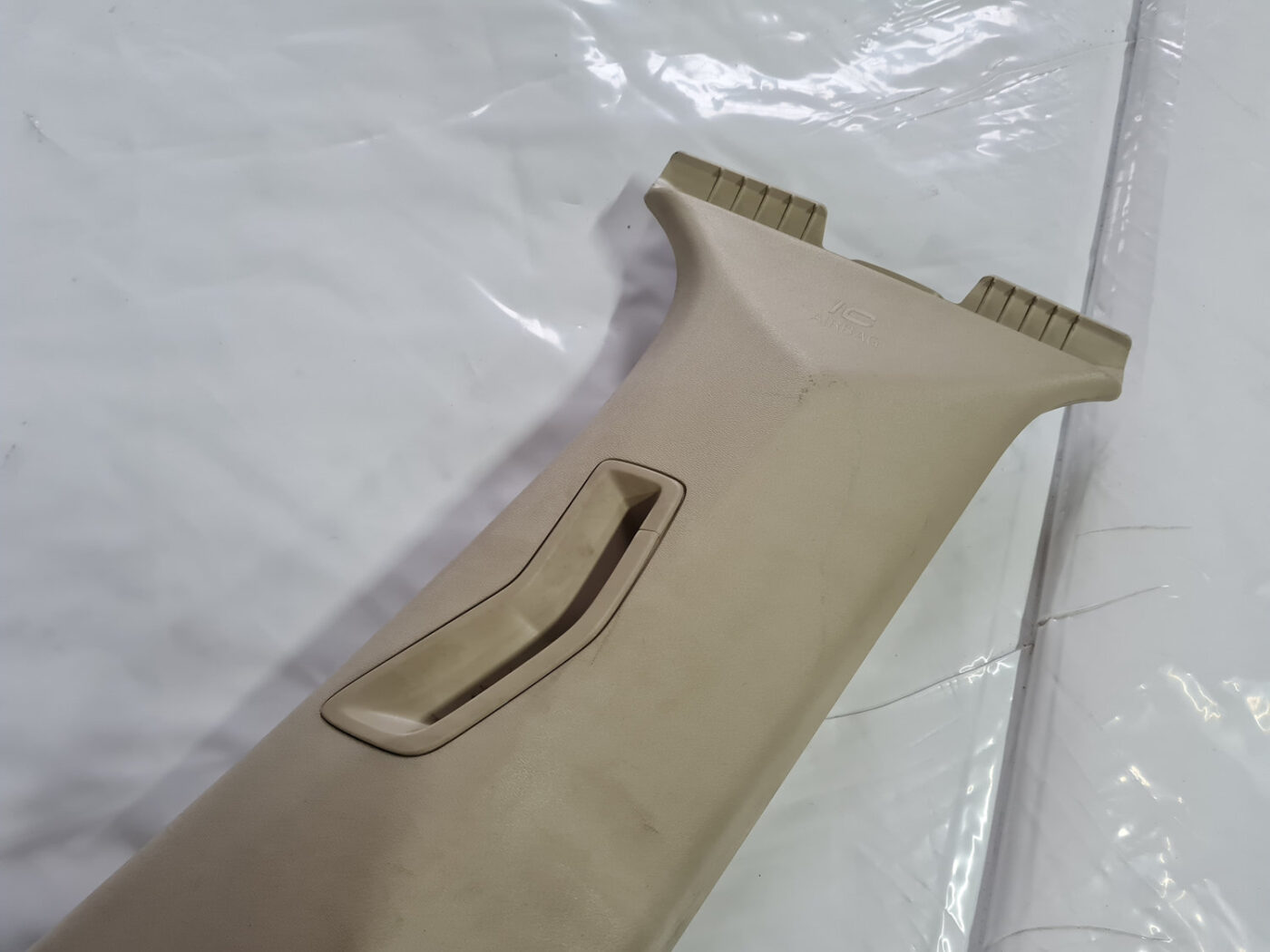 Vidējas salona statnes apdare priekš VOLVO XC 60 2009 6 Vidējas salona statnes apdare priekš VOLVO XC 60 2009