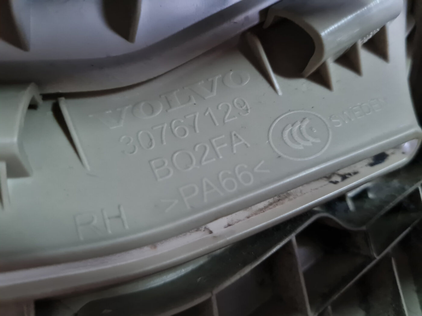 Vidējas salona statnes apdare priekš VOLVO XC 60 2009 3 Vidējas salona statnes apdare priekš VOLVO XC 60 2009