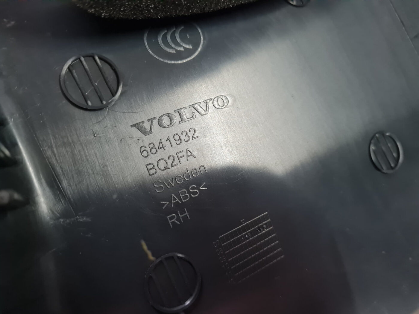 Vidējas salona statnes apdare priekš VOLVO XC 60 2009 4 Vidējas salona statnes apdare priekš VOLVO XC 60 2009