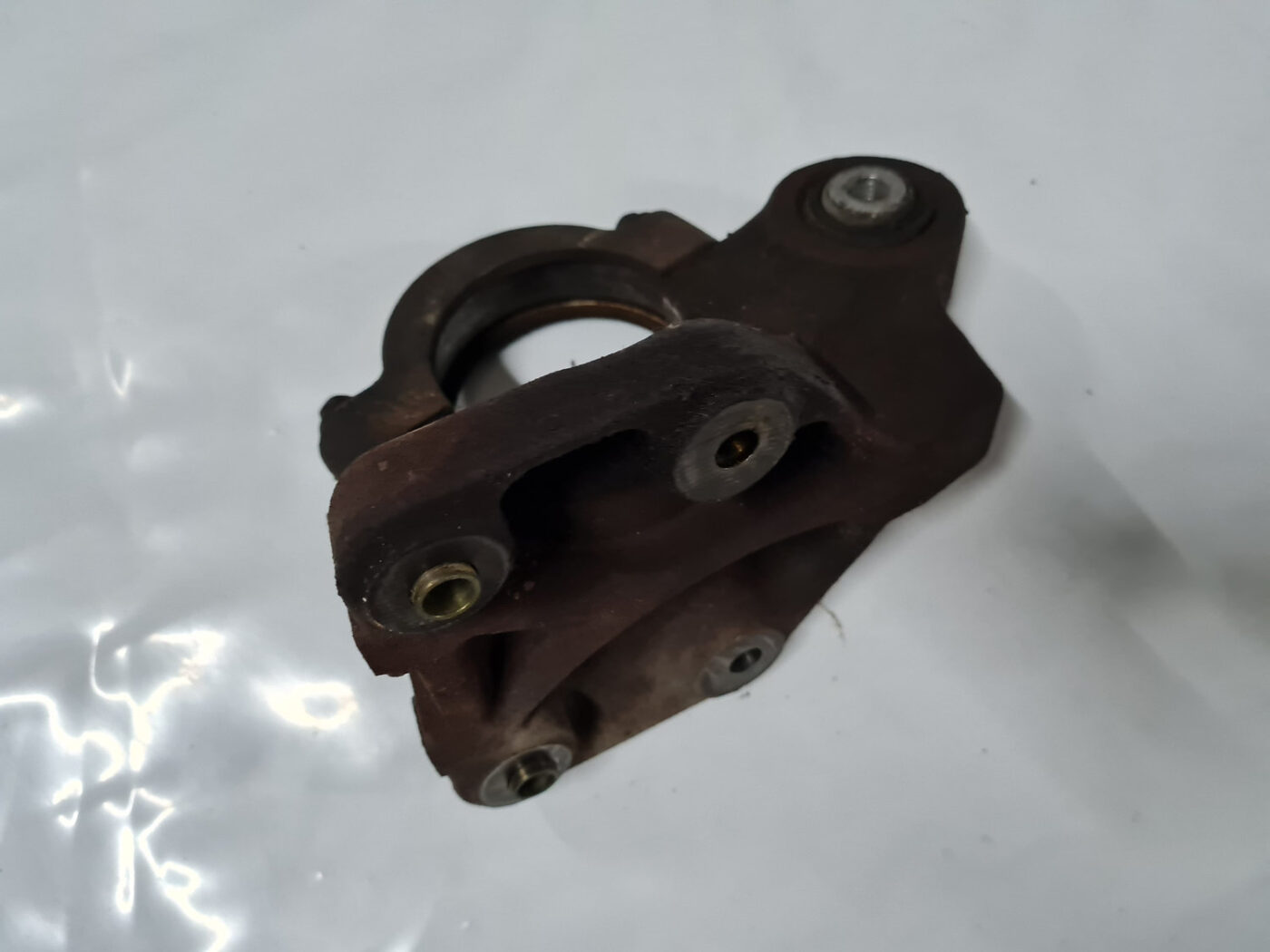 Priekšējas pusasses kronšteins priekš VOLVO XC 60 2009 3 Priekšējas pusasses kronšteins priekš VOLVO XC 60 2009