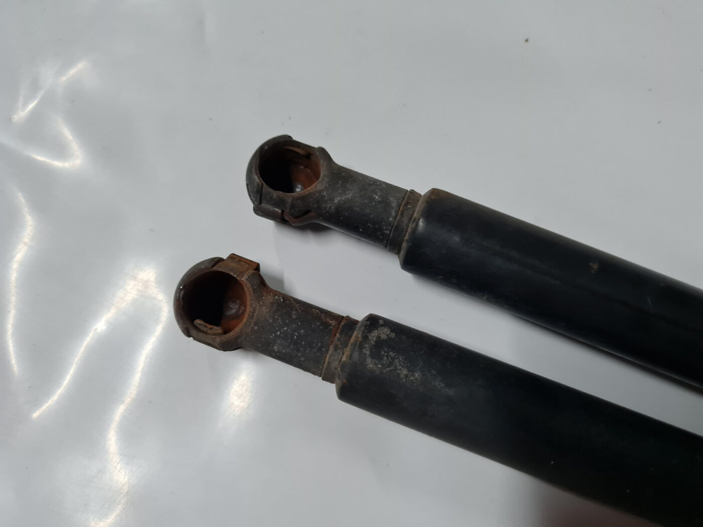 Bagažnieka vāka amortizators priekš VOLVO XC 60 2009 2 Bagažnieka vāka amortizators priekš VOLVO XC 60 2009