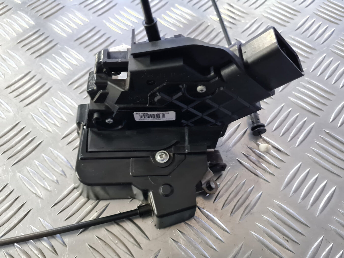 Priekšējo labo durvju slēdzene priekš VOLVO C30 2009 6 Priekšējo labo durvju slēdzene priekš VOLVO C30 2009