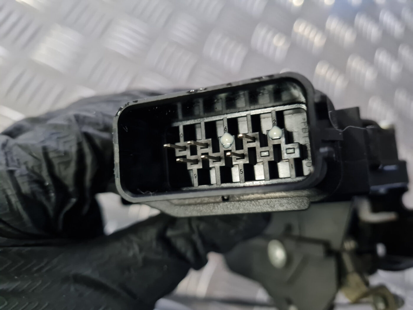 Priekšējo labo durvju slēdzene priekš VOLVO C30 2009 5 Priekšējo labo durvju slēdzene priekš VOLVO C30 2009