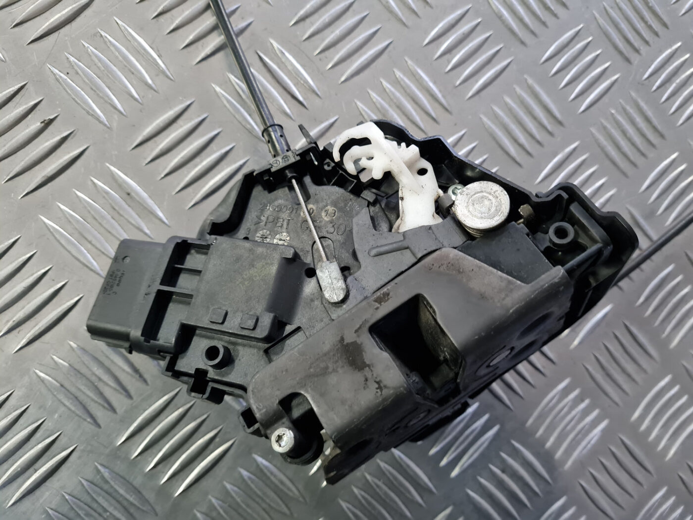 Priekšējo labo durvju slēdzene priekš VOLVO C30 2009 4 Priekšējo labo durvju slēdzene priekš VOLVO C30 2009