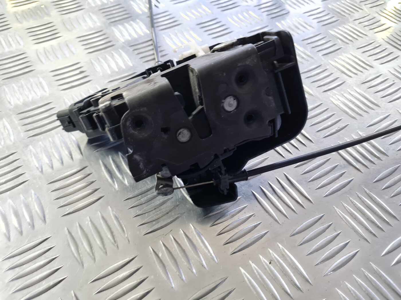 Priekšējo labo durvju slēdzene priekš VOLVO C30 2009 3 Priekšējo labo durvju slēdzene priekš VOLVO C30 2009