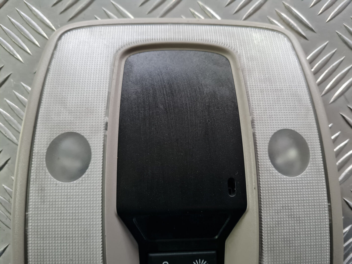 Salona apgaismojuma panelis priekš VOLVO C30 2009 7 Salona apgaismojuma panelis priekš VOLVO C30 2009