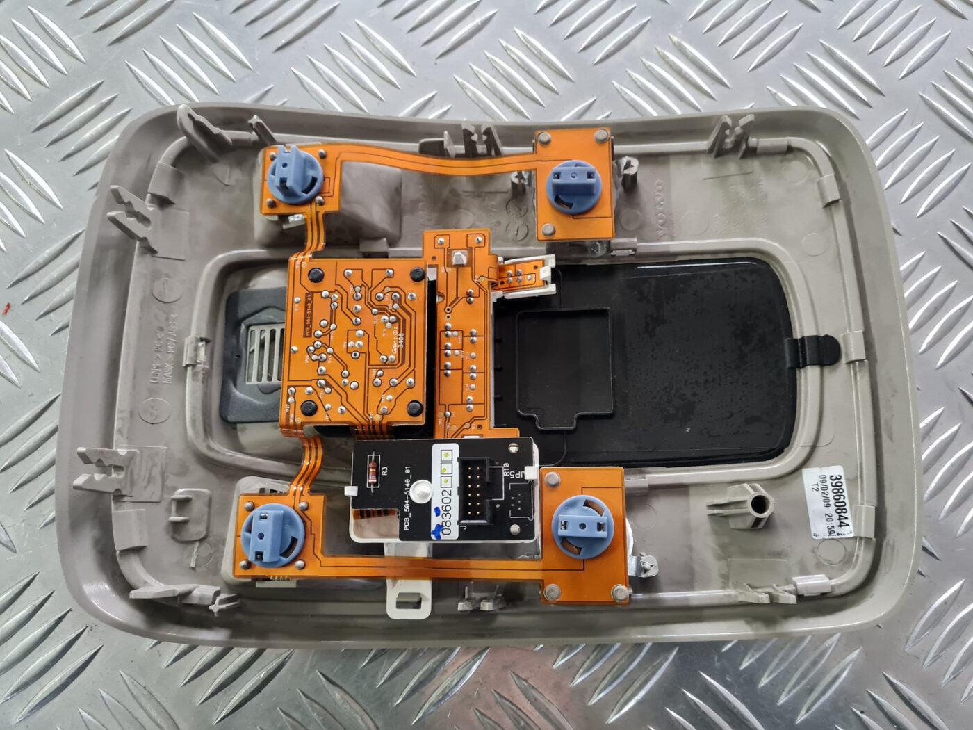 Salona apgaismojuma panelis priekš VOLVO C30 2009 6 Salona apgaismojuma panelis priekš VOLVO C30 2009