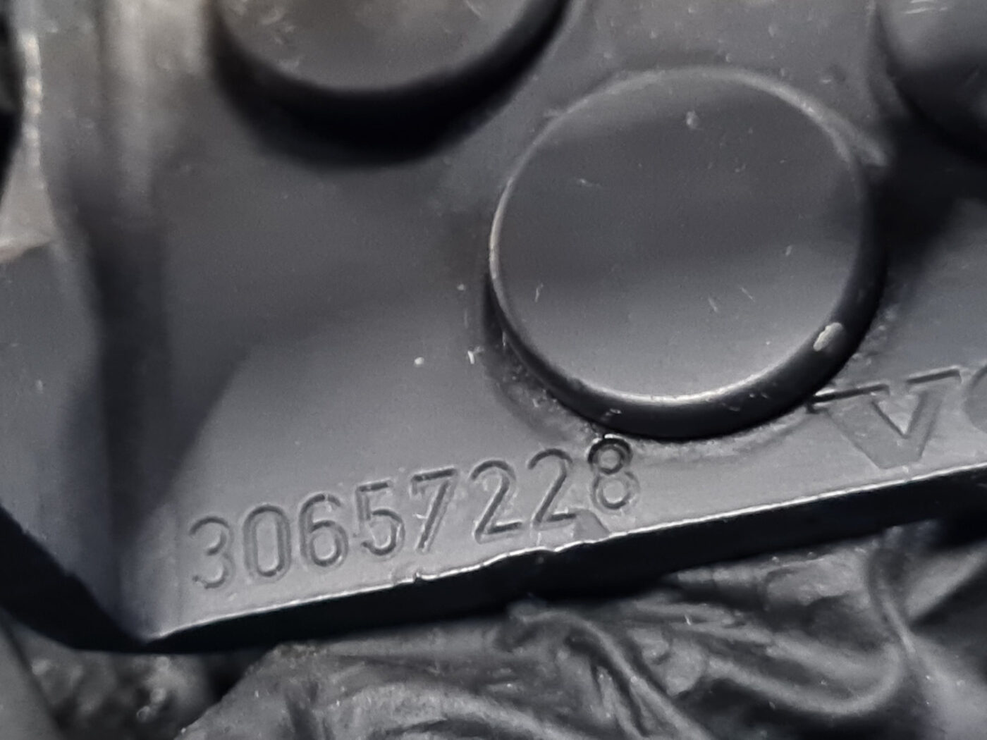 Bagažnieka vāka eņģe priekš VOLVO C30 2009 4 Bagažnieka vāka eņģe priekš VOLVO C30 2009