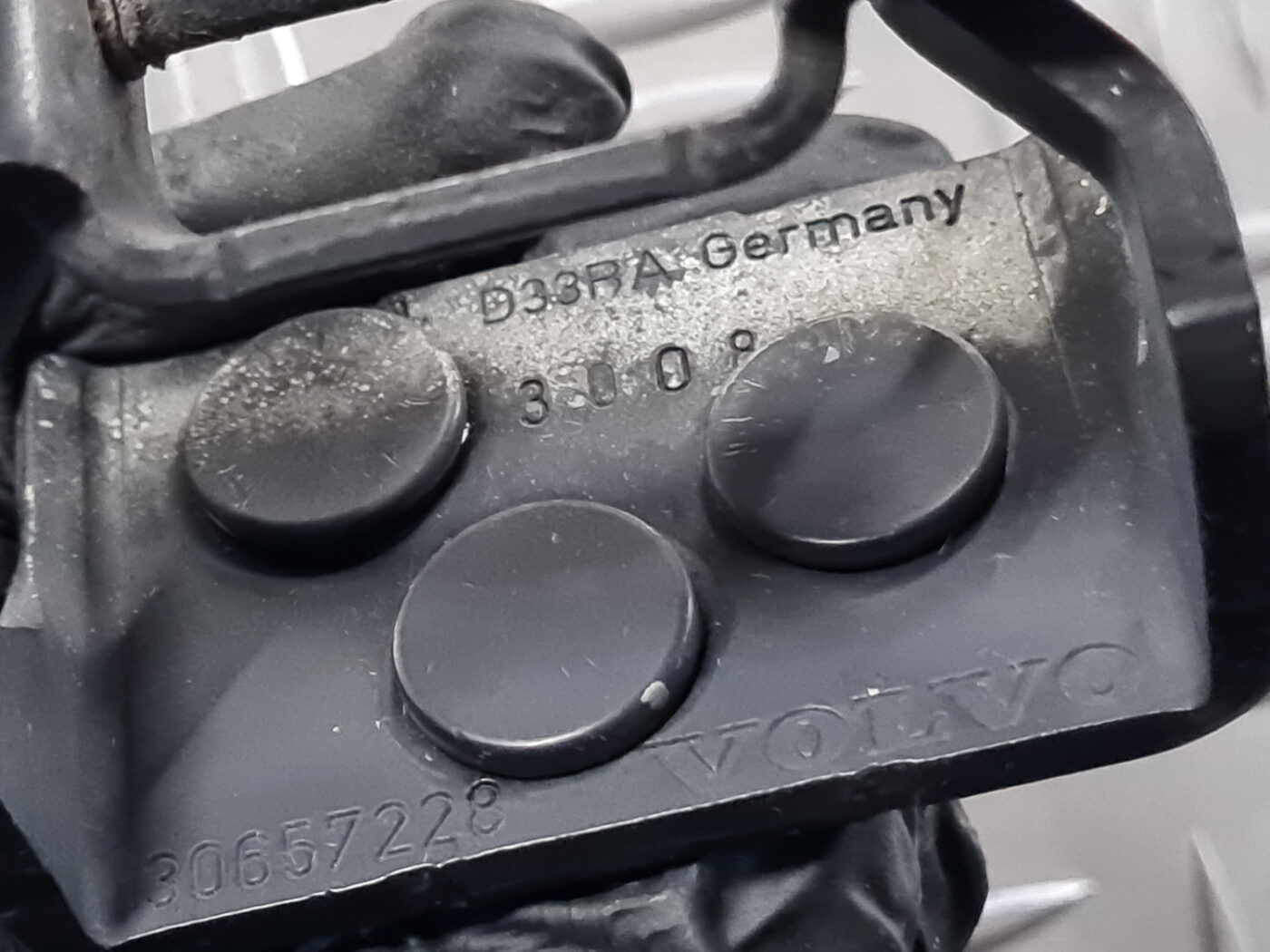 Bagažnieka vāka eņģe priekš VOLVO C30 2009 3 Bagažnieka vāka eņģe priekš VOLVO C30 2009