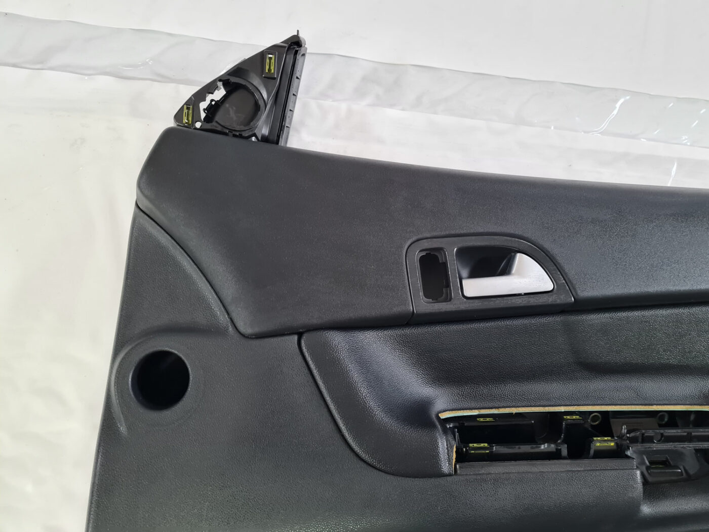 Priekšējo labo durvju apdare priekš VOLVO C30 2009 20 Priekšējo labo durvju apdare priekš VOLVO C30 2009