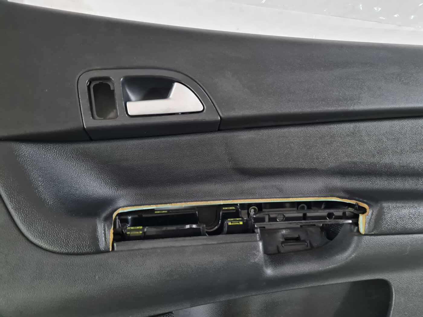 Priekšējo labo durvju apdare priekš VOLVO C30 2009 19 Priekšējo labo durvju apdare priekš VOLVO C30 2009