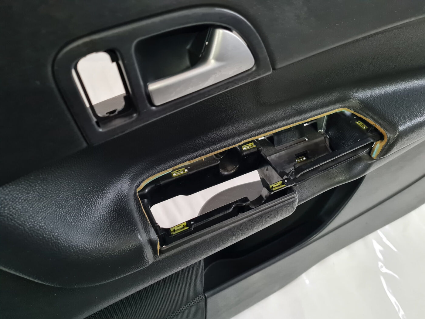 Priekšējo labo durvju apdare priekš VOLVO C30 2009 17 Priekšējo labo durvju apdare priekš VOLVO C30 2009