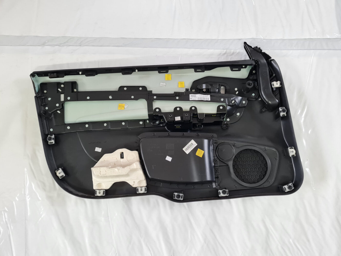 Priekšējo labo durvju apdare priekš VOLVO C30 2009 16 Priekšējo labo durvju apdare priekš VOLVO C30 2009