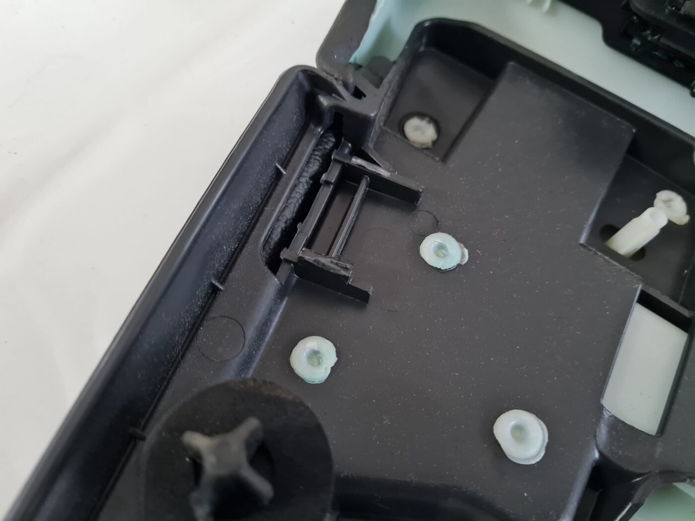 Priekšējo labo durvju apdare priekš VOLVO C30 2009 14 Priekšējo labo durvju apdare priekš VOLVO C30 2009