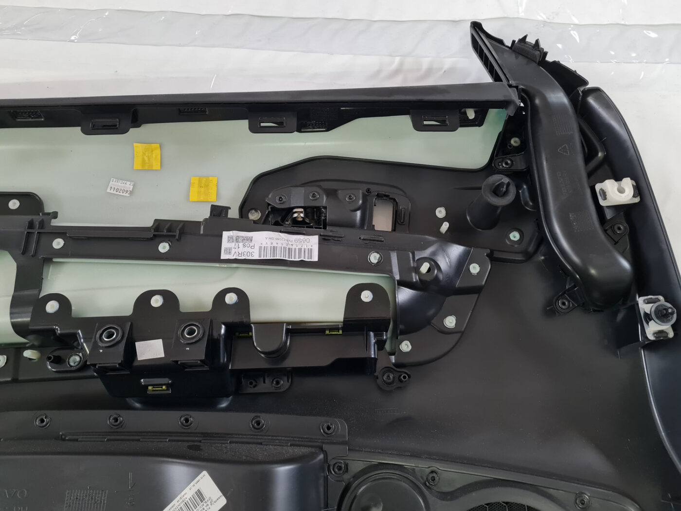 Priekšējo labo durvju apdare priekš VOLVO C30 2009 12 Priekšējo labo durvju apdare priekš VOLVO C30 2009