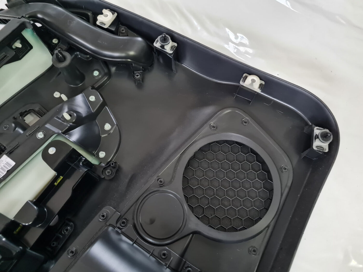 Priekšējo labo durvju apdare priekš VOLVO C30 2009 11 Priekšējo labo durvju apdare priekš VOLVO C30 2009